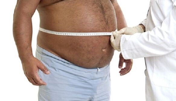 il medico determina il modo per perdere peso per un uomo obeso
